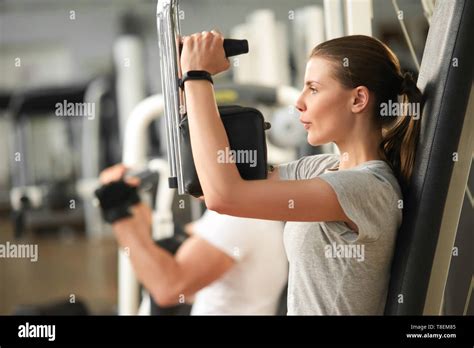 desnudas en el gimnasio|Las ventajas de ejercitarse desnudo, según un personal trainner。